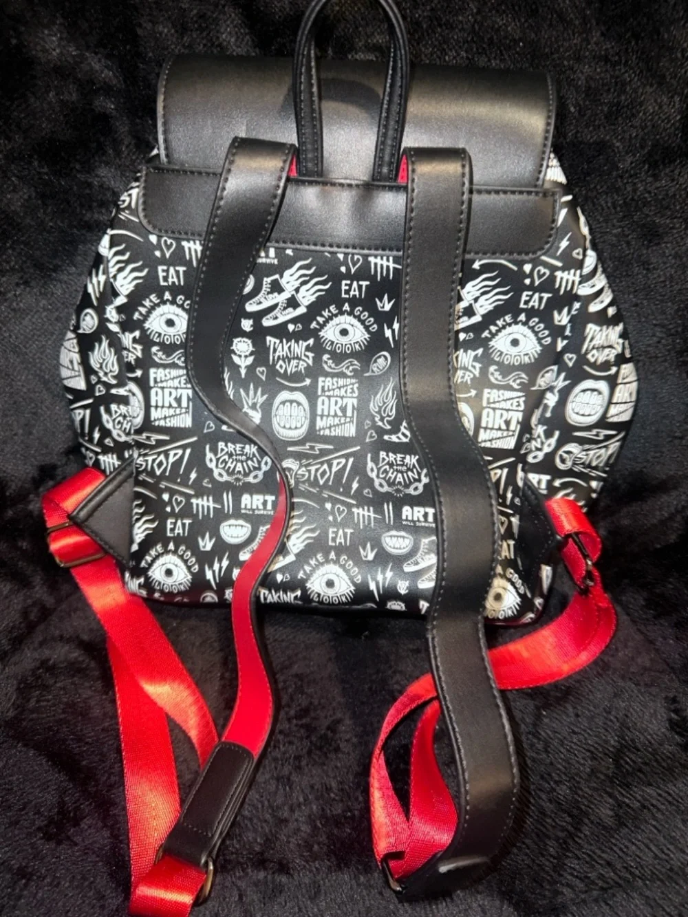 Cruella Deville Loungefly Black & White Graphic Mini Backpack with Chain Detail‎